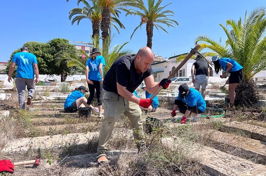 סטודנטים חברי עמותת איילים משקמים ומשפצים את בית העלמין היהודי בעיר סלה במרוקו, צילום: באדיבות איילים